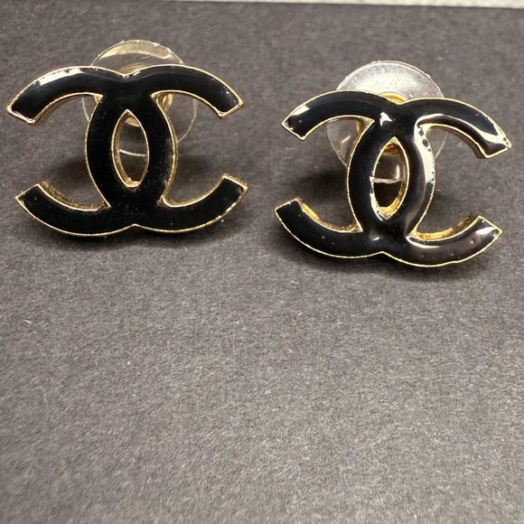 CHANEL CC enamel stud earrings - Picture 2 of 6